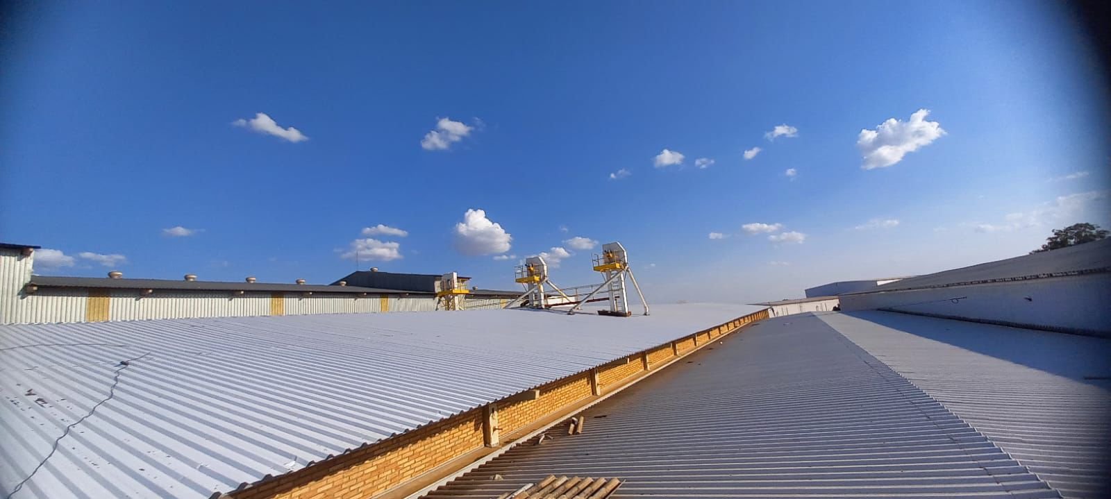 Cobertura com telhas metálicas — Adubos Araguaia